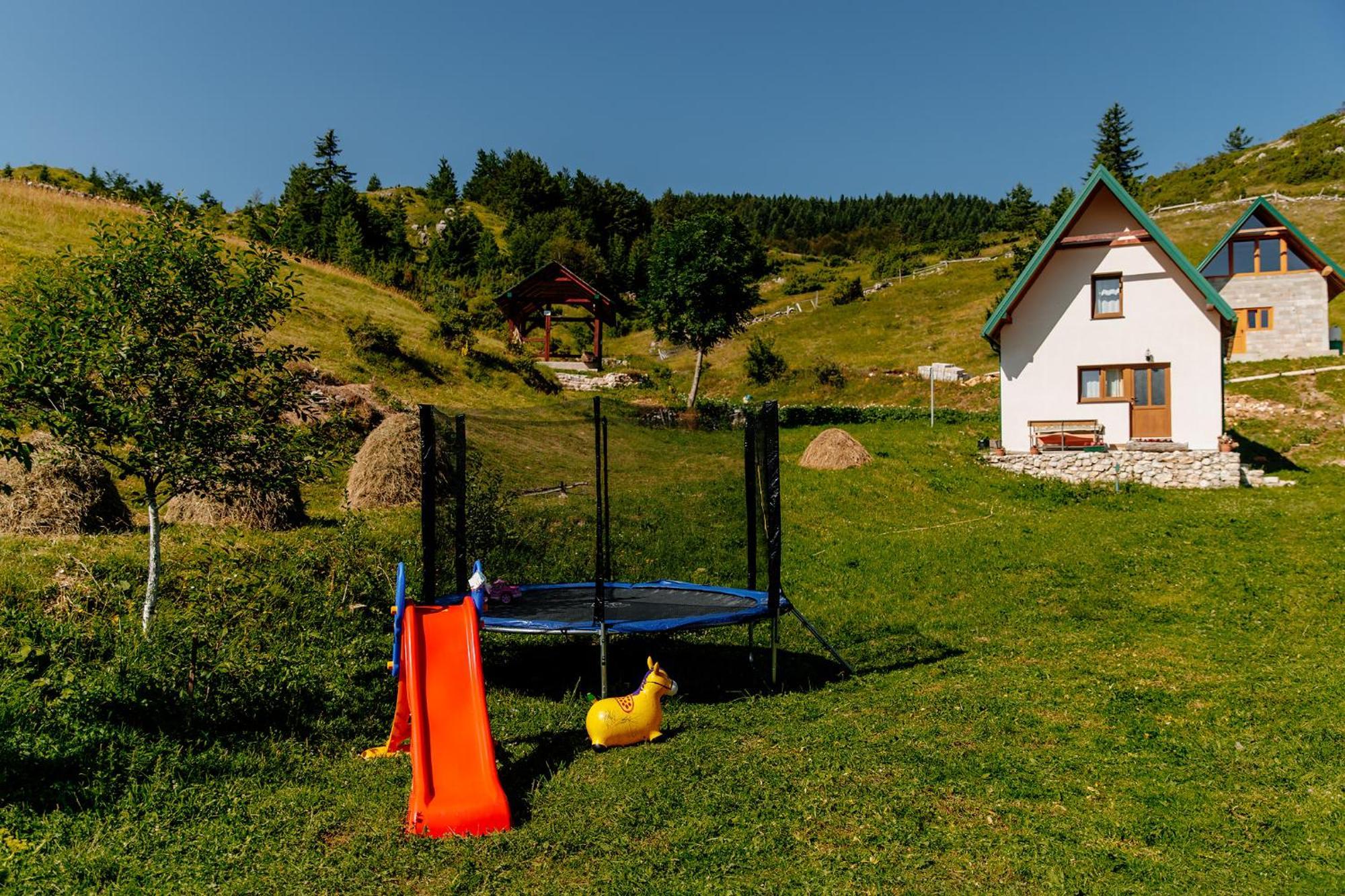 Household Uscumlic - Oaza Mira Bed and Breakfast Plužine Eksteriør billede